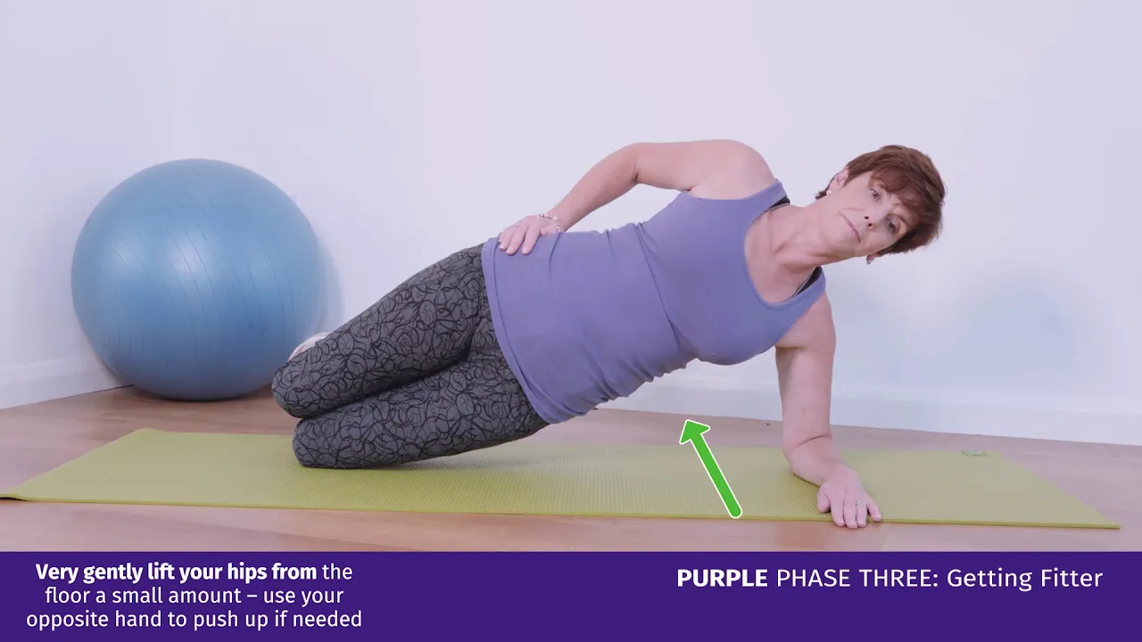 en kvinde, der laver en øvelse på gulvet