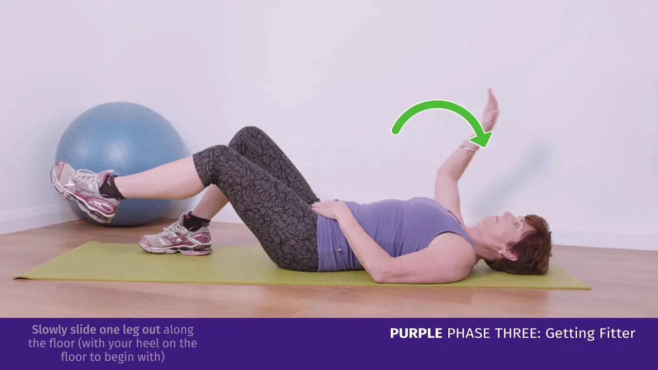 en kvinde, der laver en øvelse på gulvet