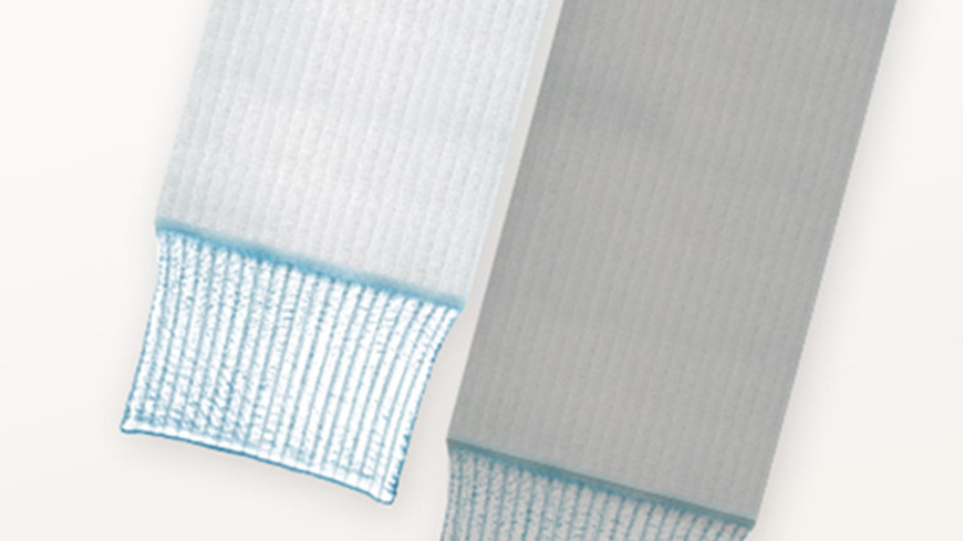 Eine Nahaufnahme eines blau-weiß gestreiften Handtuchs