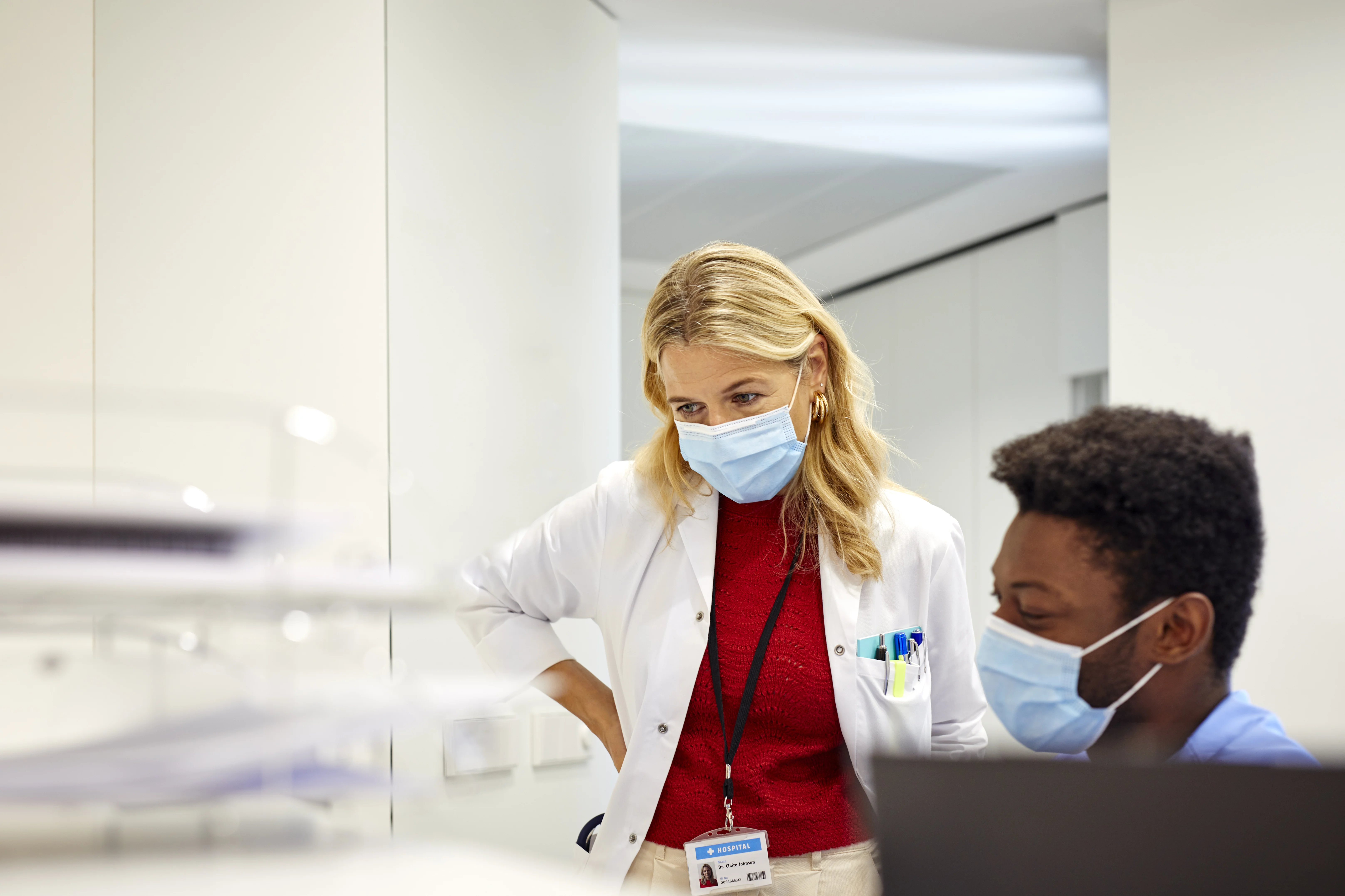 um grupo de pessoas segurando as mãos