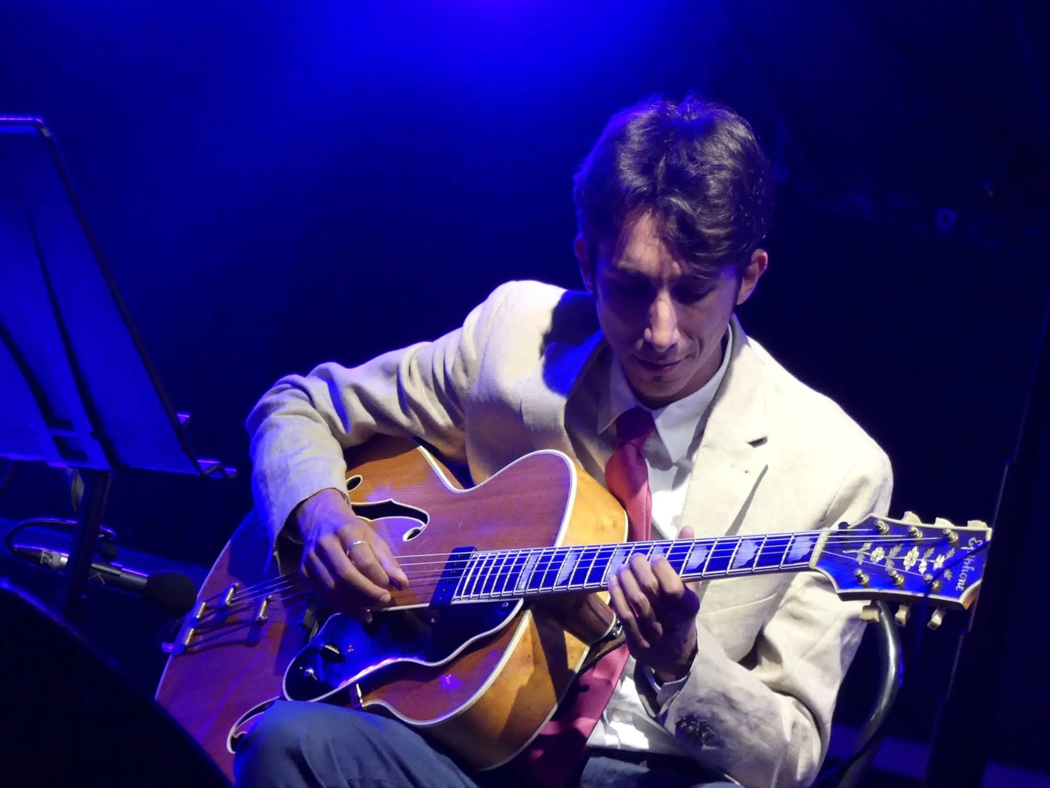 un uomo che suona la chitarra