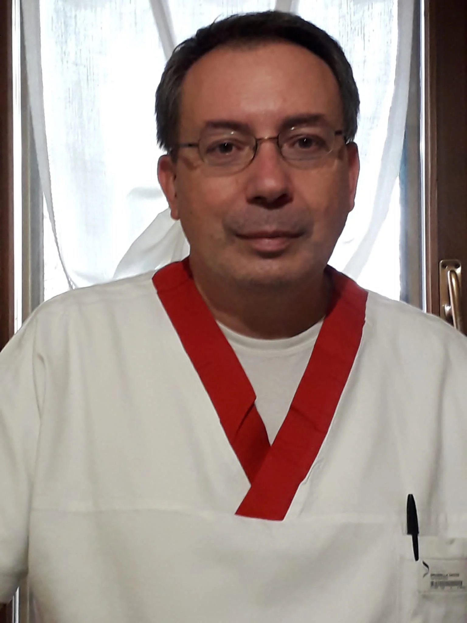 un uomo che indossa gli occhiali