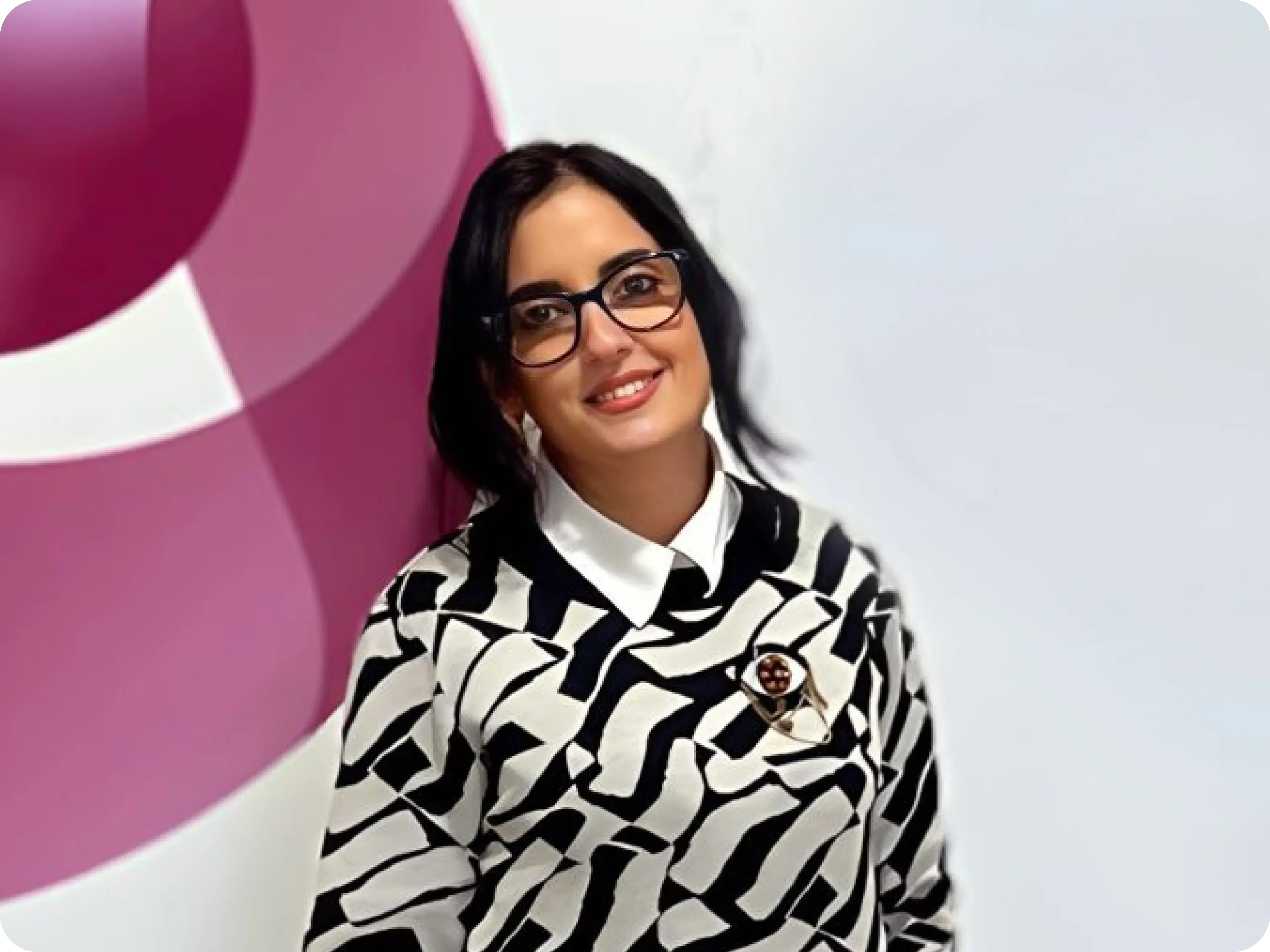 Silmälasit kädessä oleva nainen