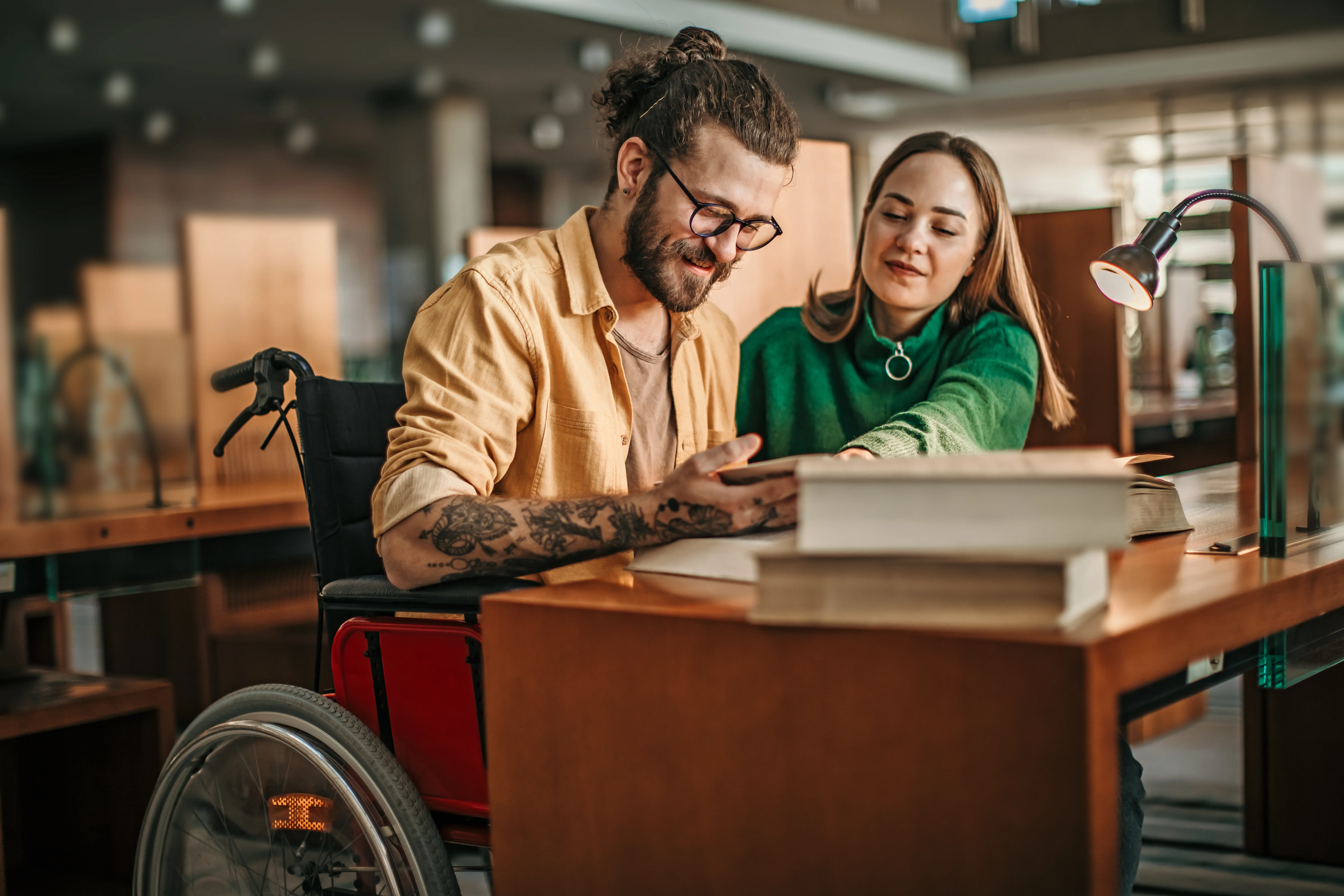 Un homme et une femme regardant un livre