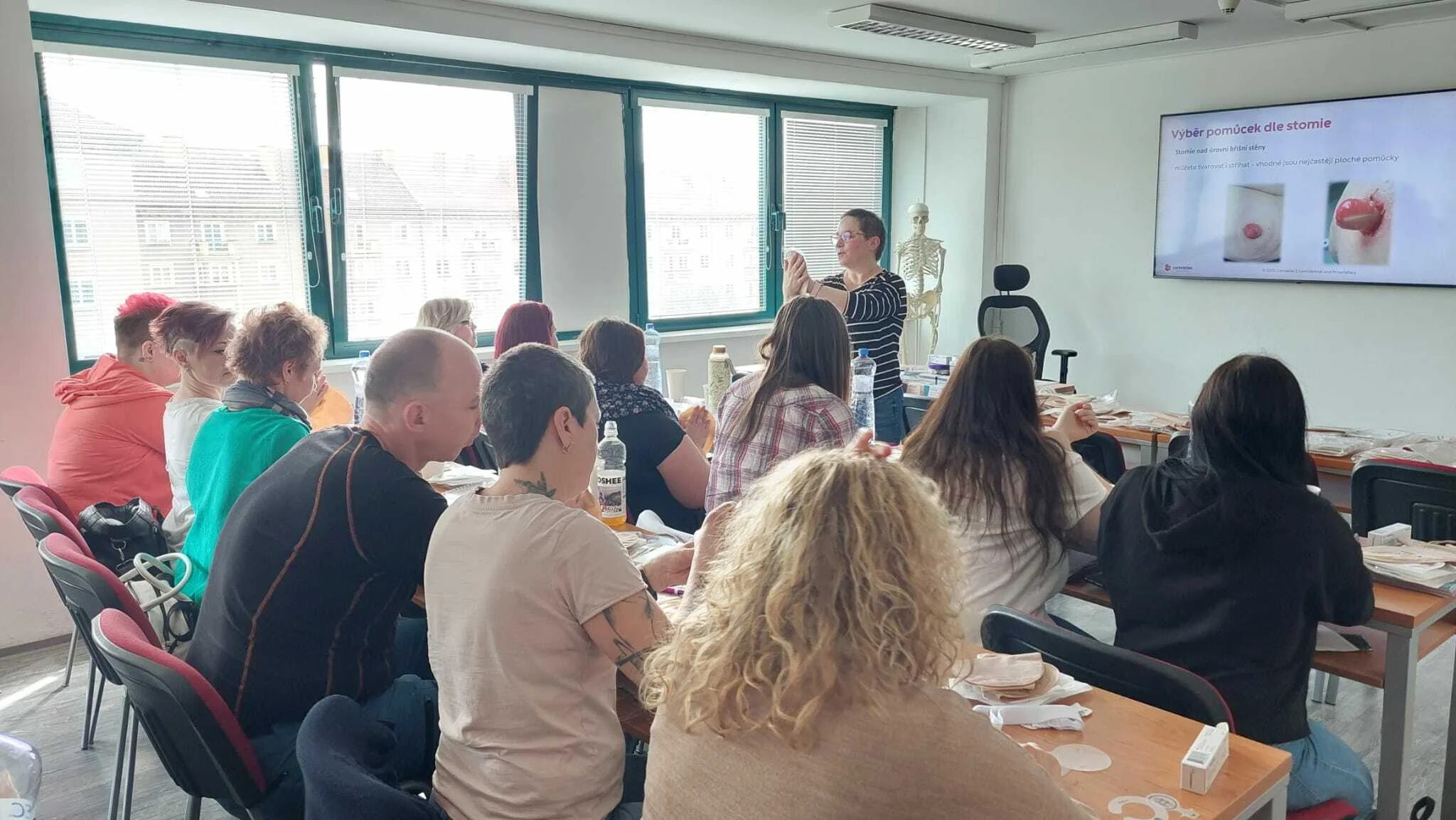 Skupina lidí ve třídě