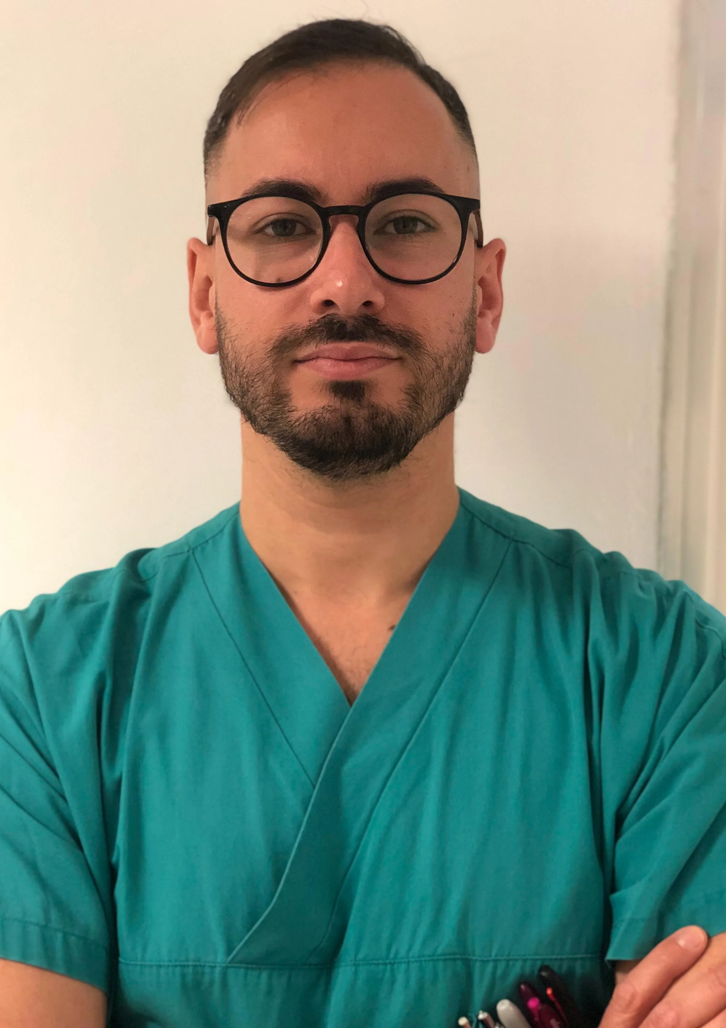 un uomo che indossa gli occhiali