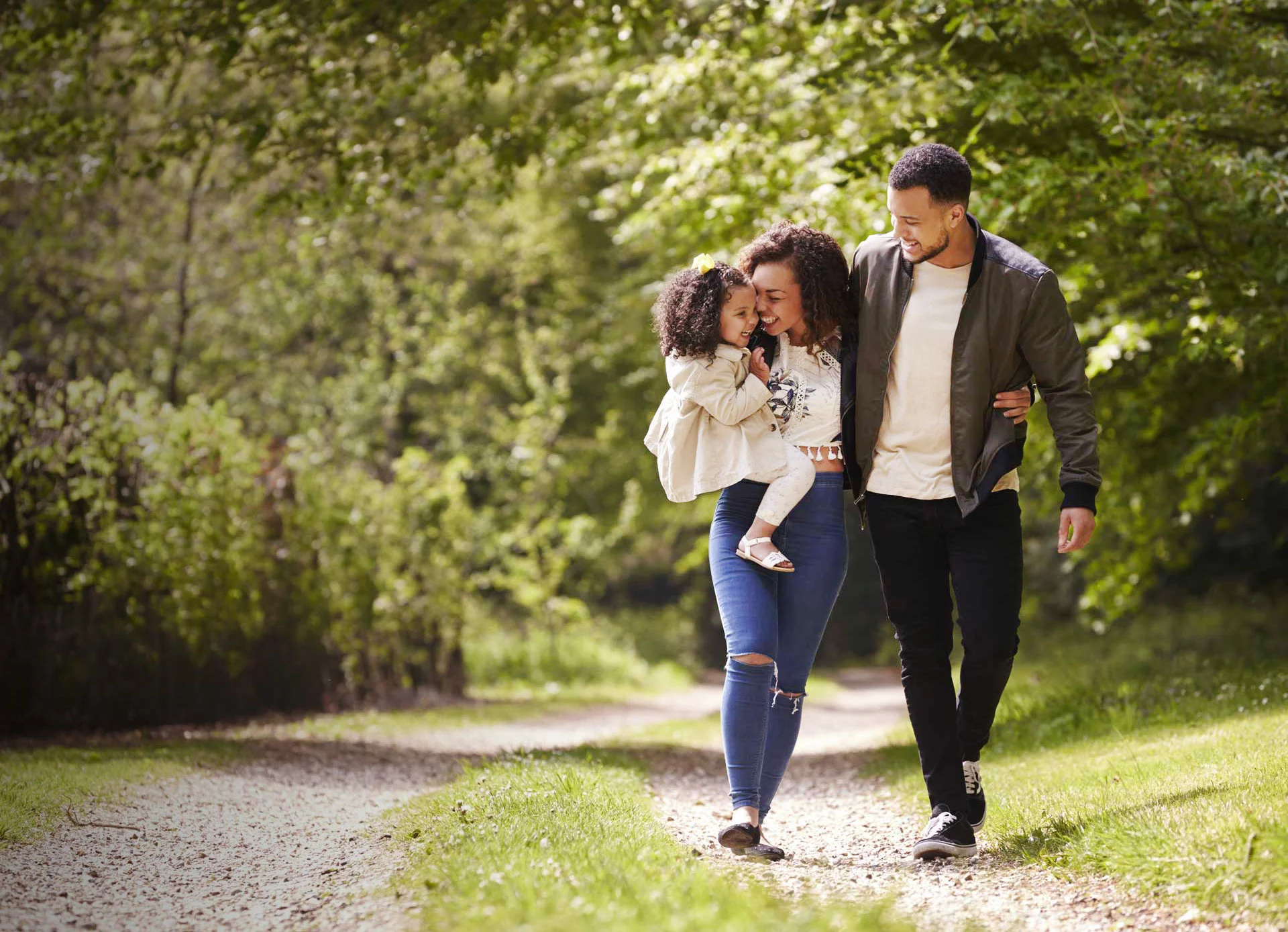 mężczyzna i kobieta trzymający się za ręce i idący ścieżką