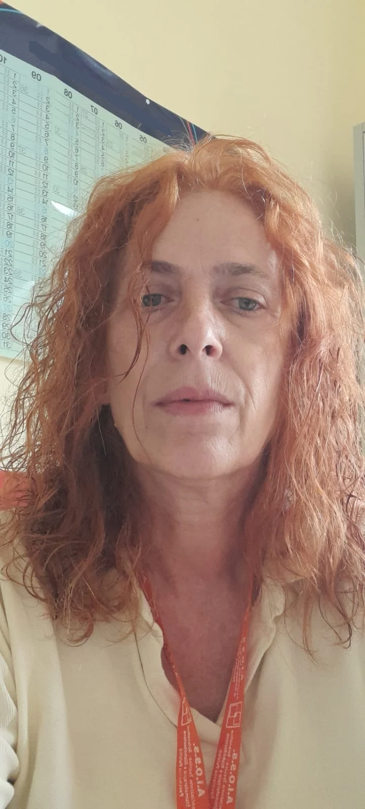 una donna con i capelli lunghi