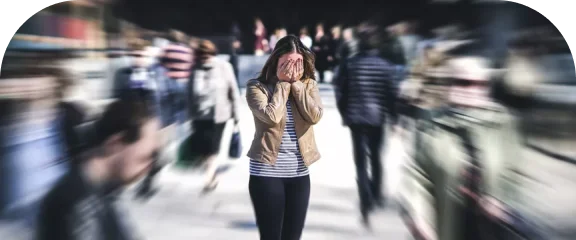 Elleri saçlarında olan bir kadın