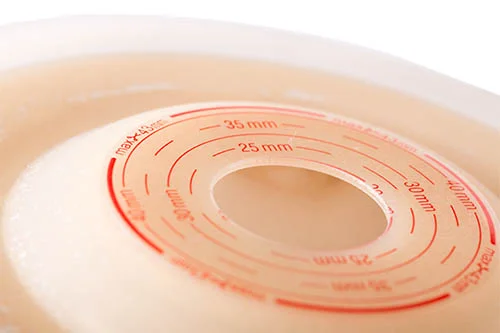 uma placa com um design vermelho e branco sobre ele