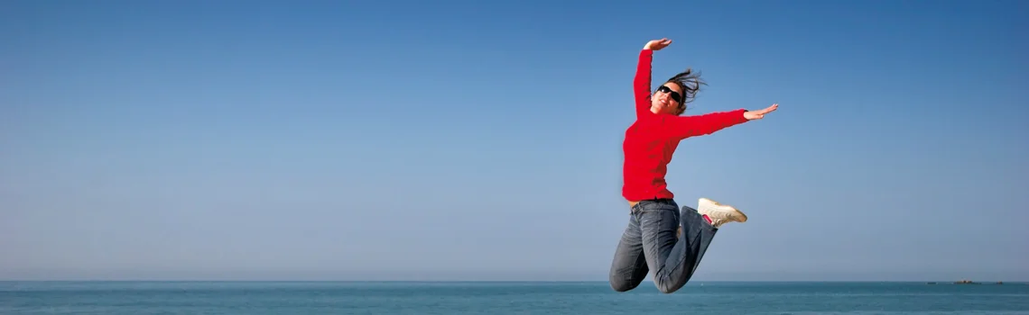 空中に飛び跳ねる男