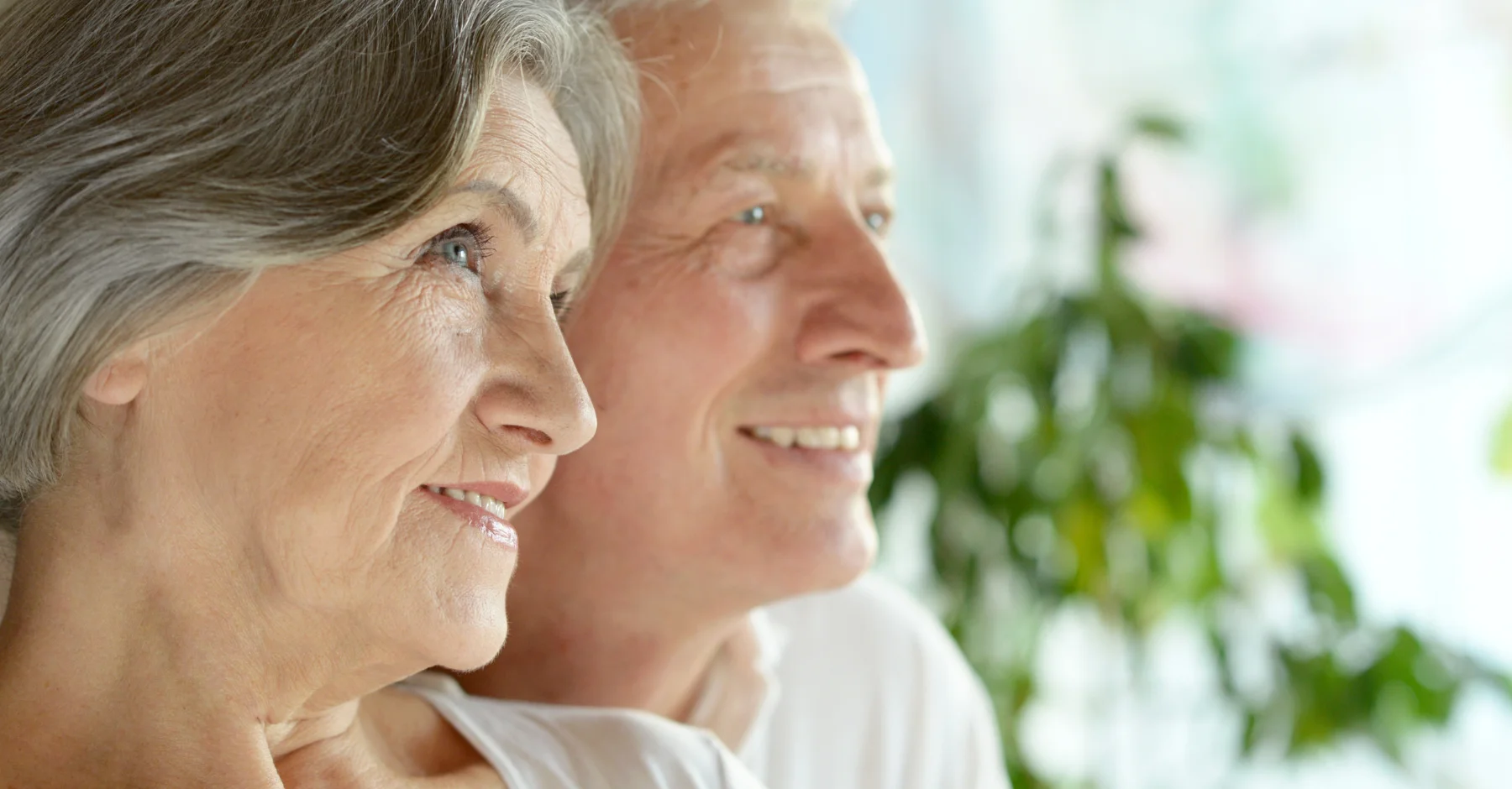 usmievajúci sa muž a žena