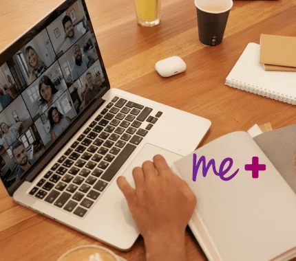 Osoba používající notebook