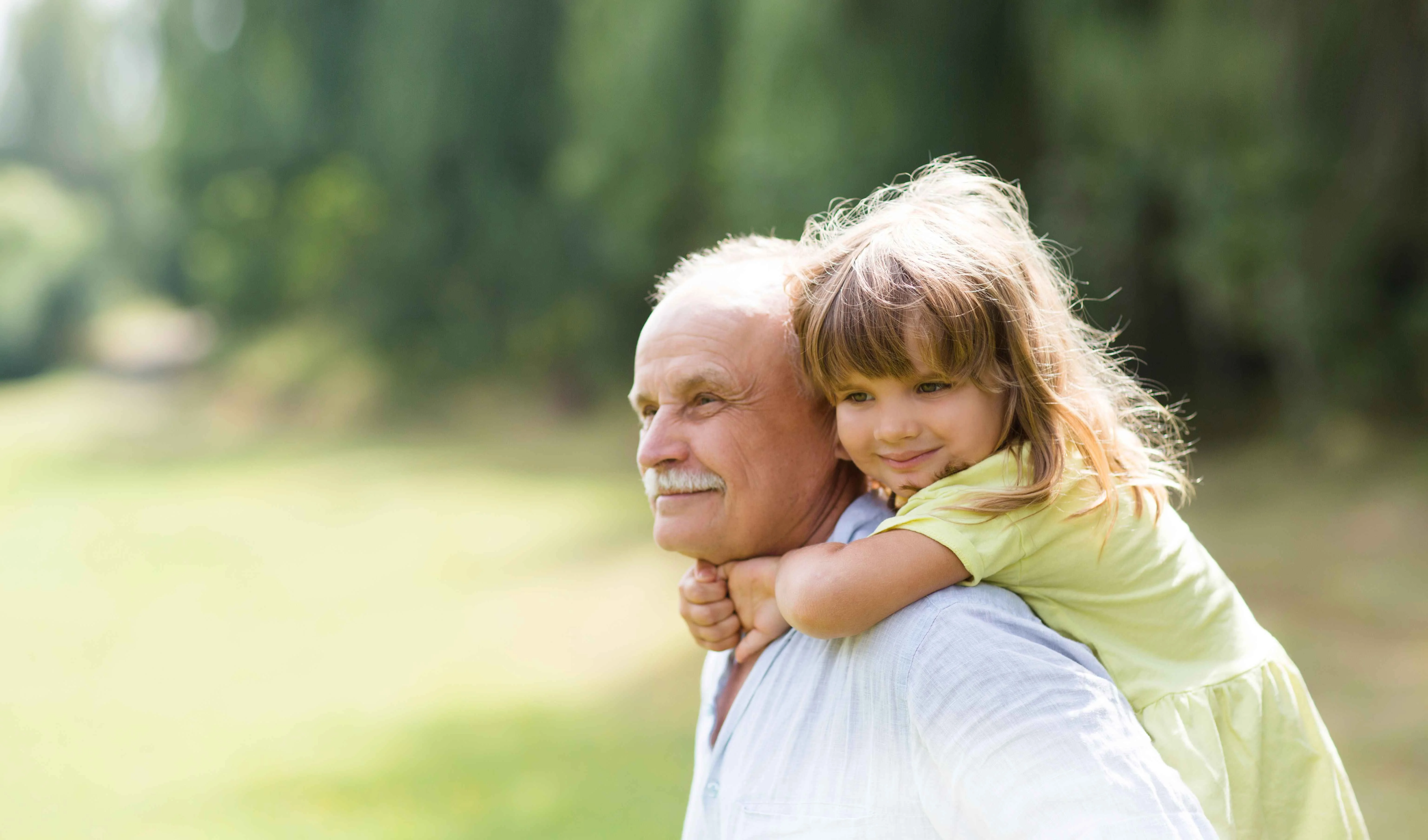 une personne tenant un bébé dans ses bras ;