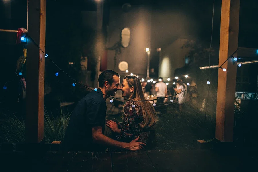 Pariskunta, joka ilmaisee rakkautensa ja kiintymyksensä toisiaan kohtaan.