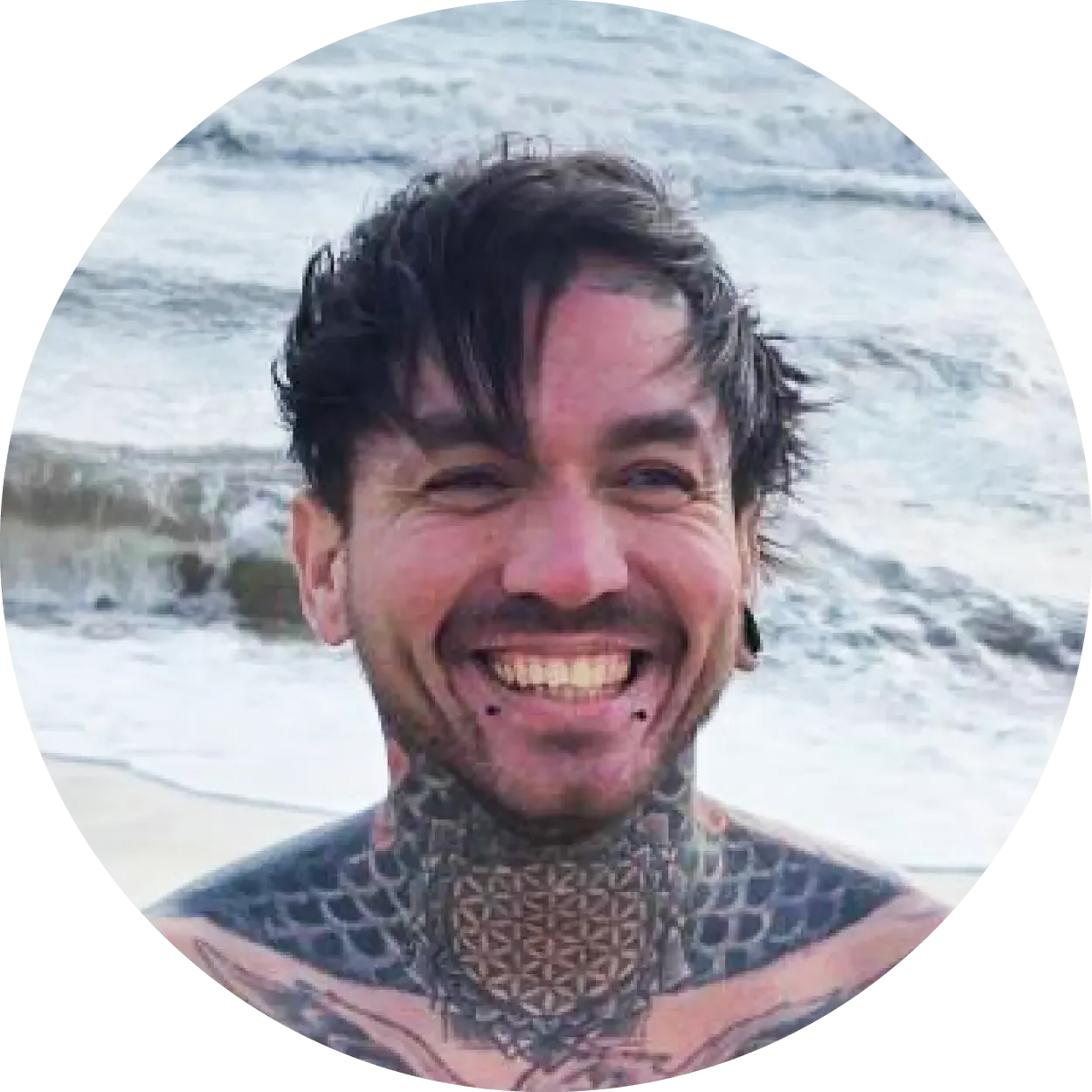 un uomo sorridente per la telecamera