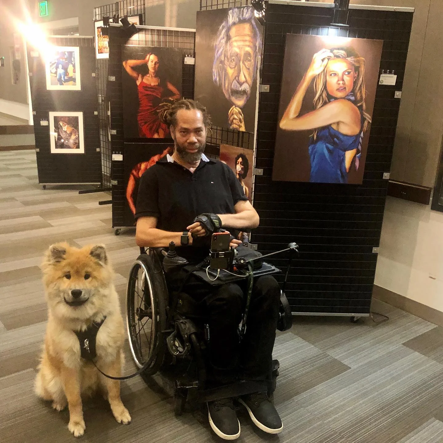 Richard dans une galerie d’art avec son chien.