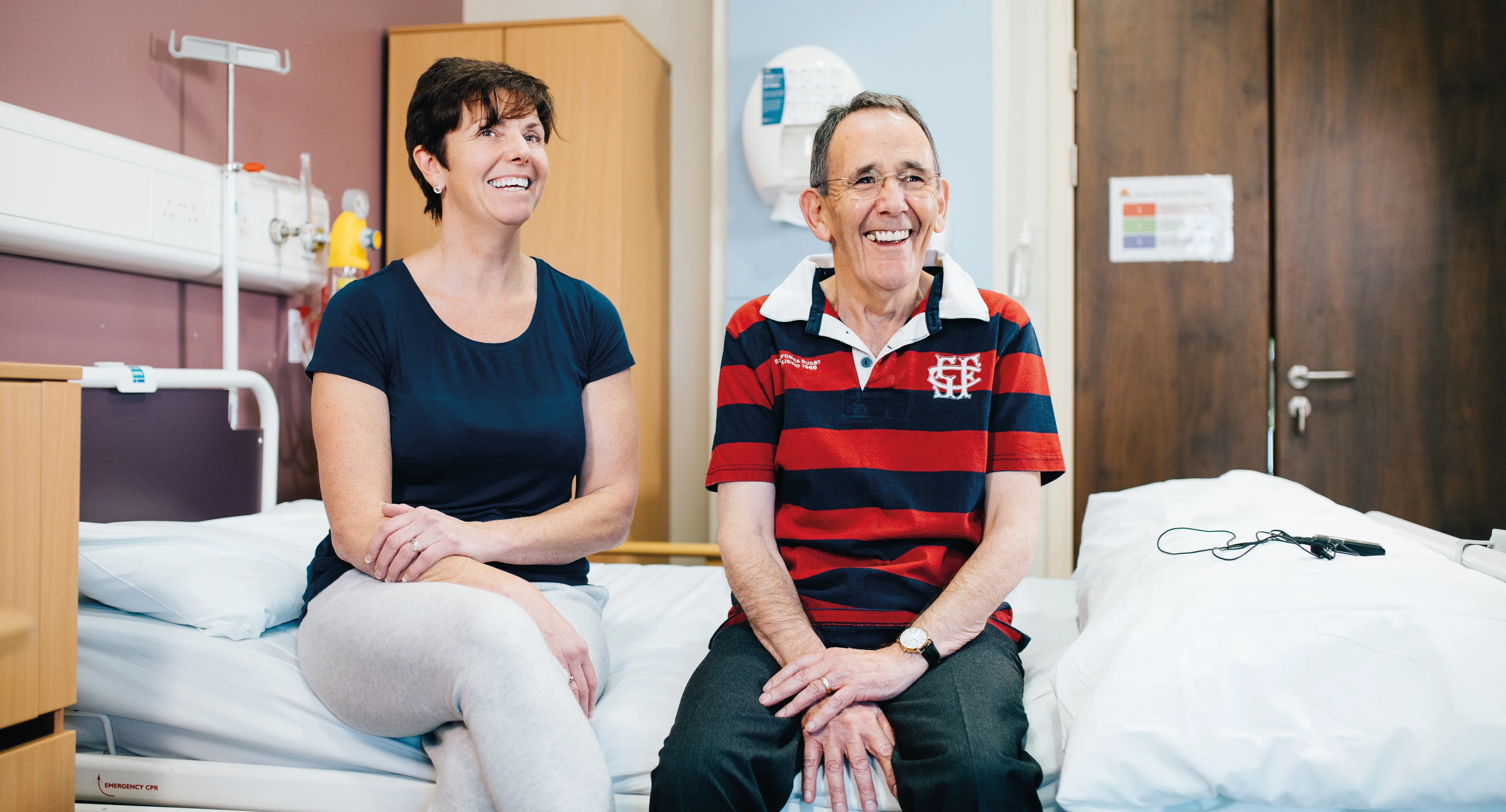 um homem e uma mulher sentados em camas