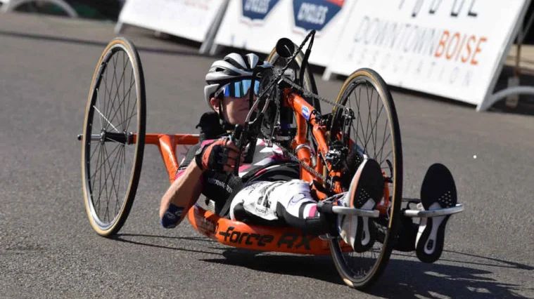 Une personne en fauteuil roulant