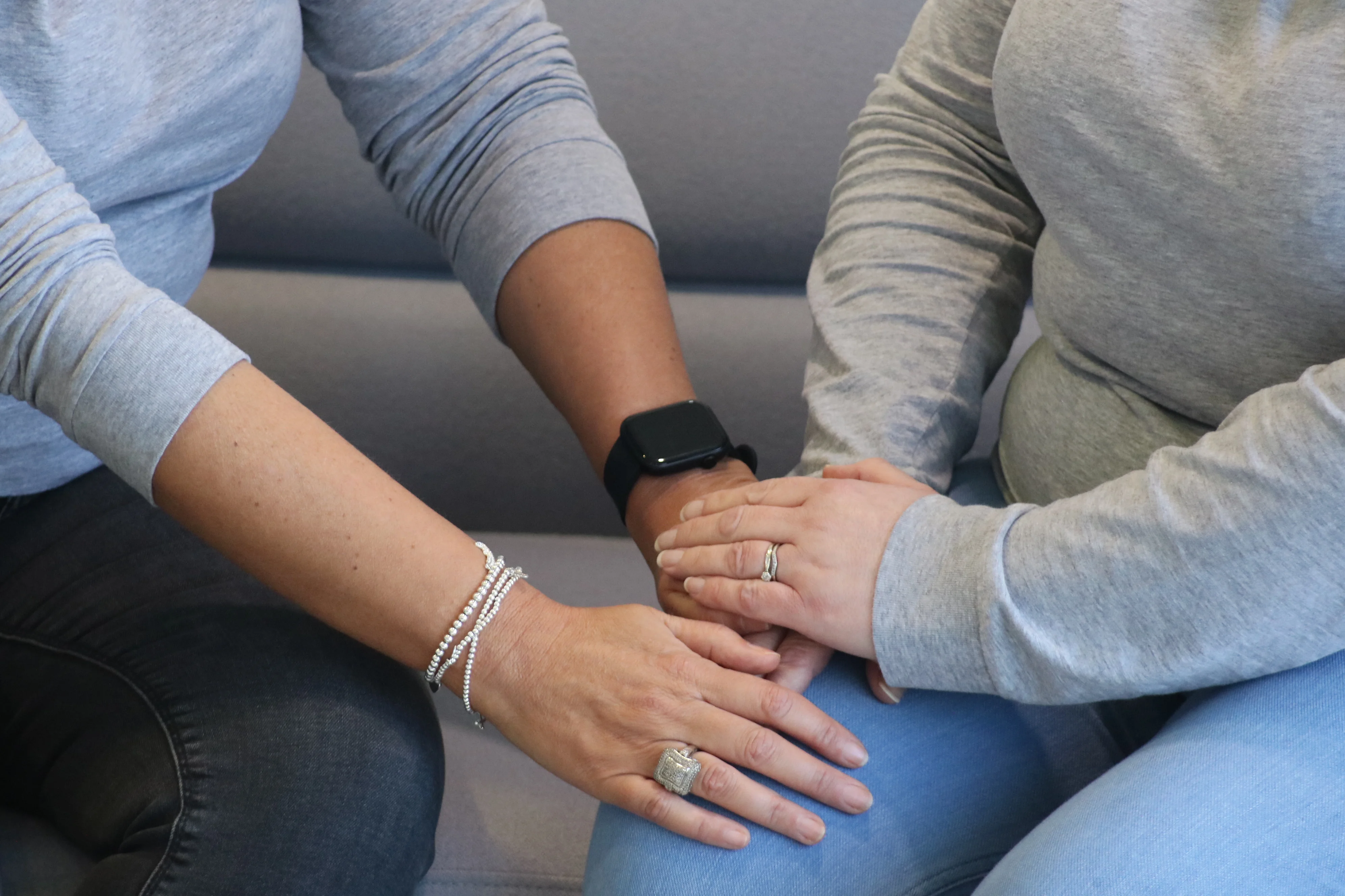 Stretta di mano per dare supporto