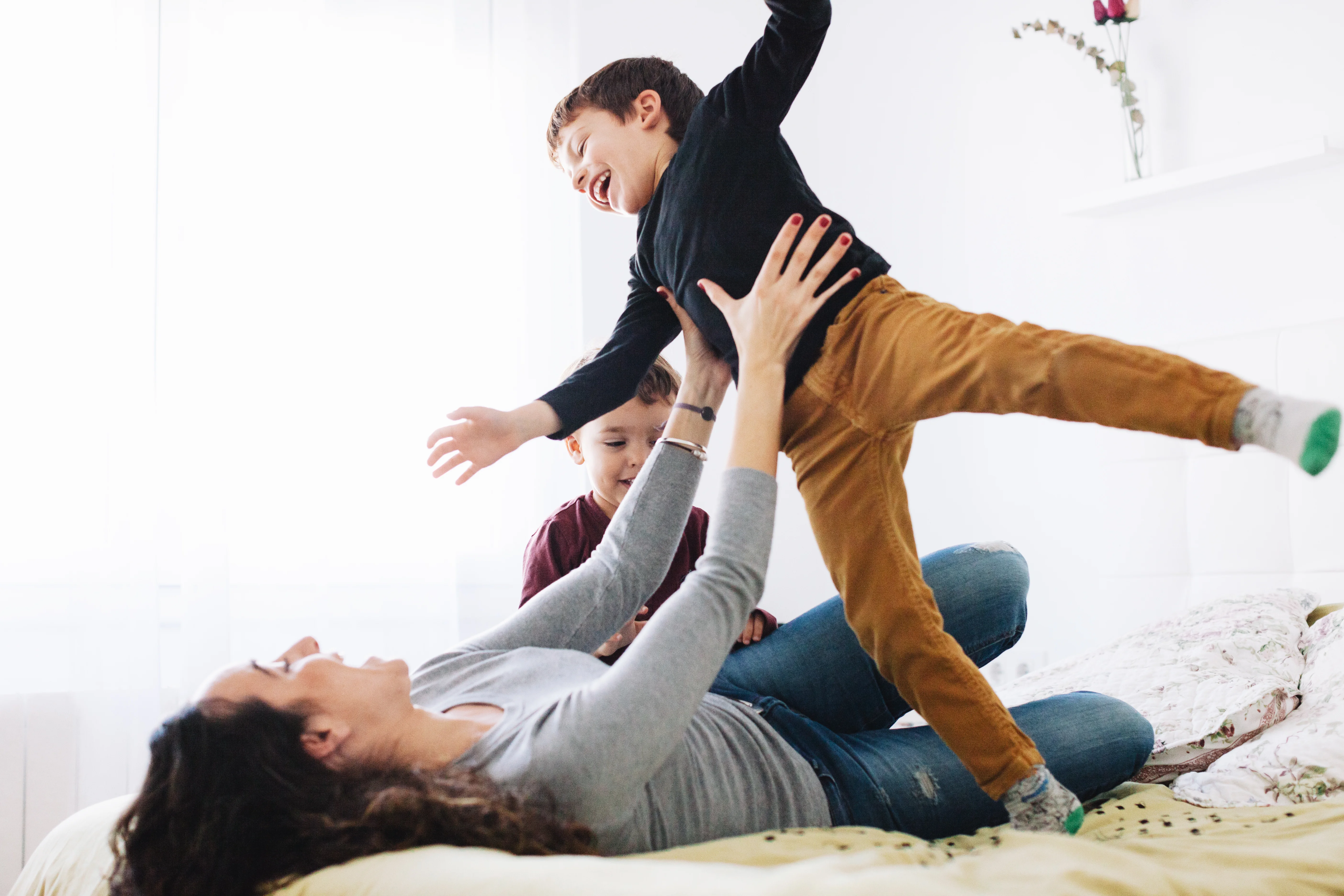 Una donna tiene un bambino tra le braccia