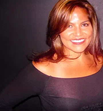 Obrázok ženy žijúcej so stomiou, ktorá pózuje